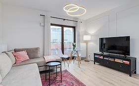 Perfect Location - Modern Riverside Apartment